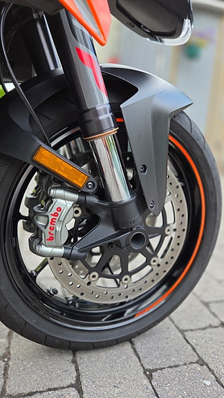 KTM 1290 Super Duke GT 11 of 15