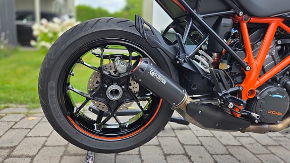 KTM 1290 Super Duke GT 13 of 15