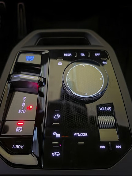 BMW iX 16 of 18