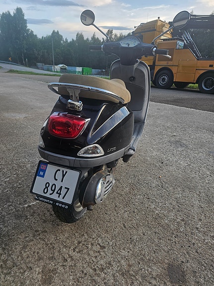 Vespa LX 50 3 of 7