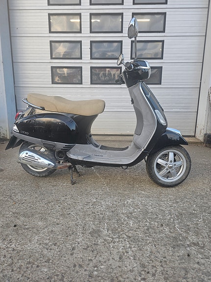 Vespa LX 50 2 of 7