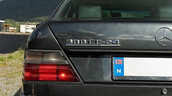 Mercedes-Benz 300 CE-24 17 of 27