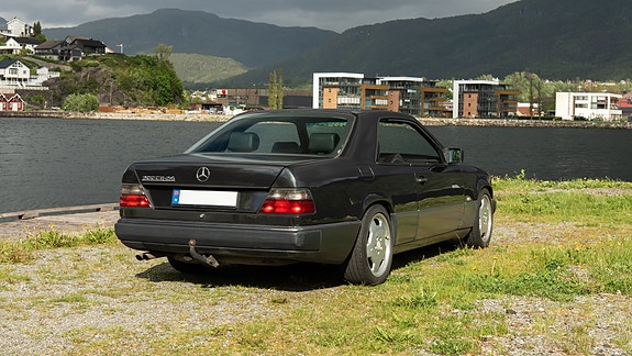 Mercedes-Benz 300 CE-24 6 of 27