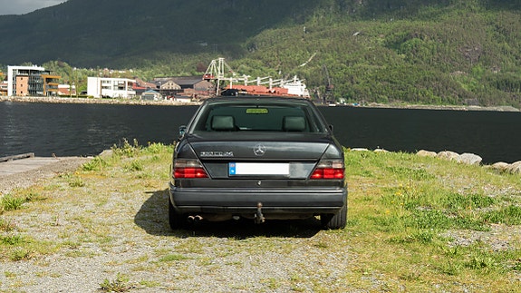 Mercedes-Benz 300 CE-24 7 of 27