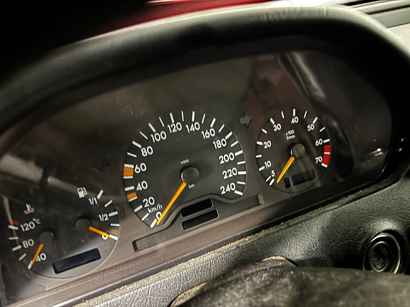 Mercedes-Benz C180 2 of 12