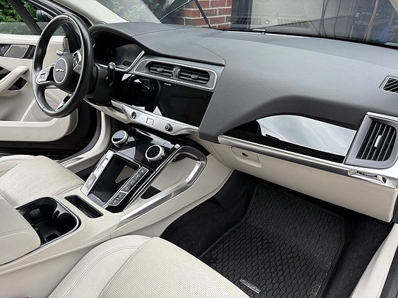 Jaguar I-PACE 24 of 30