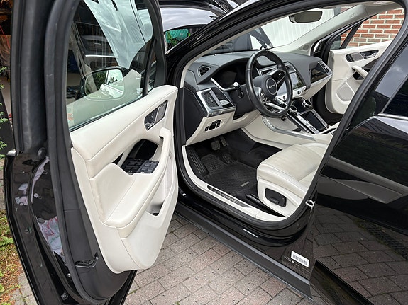 Jaguar I-PACE 17 of 30