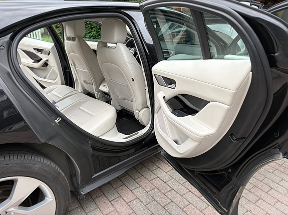 Jaguar I-PACE 21 of 30