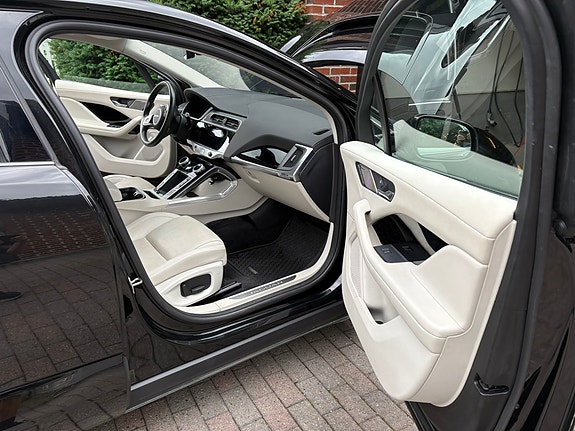 Jaguar I-PACE 22 of 30