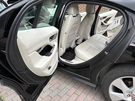 Jaguar I-PACE 19 of 30
