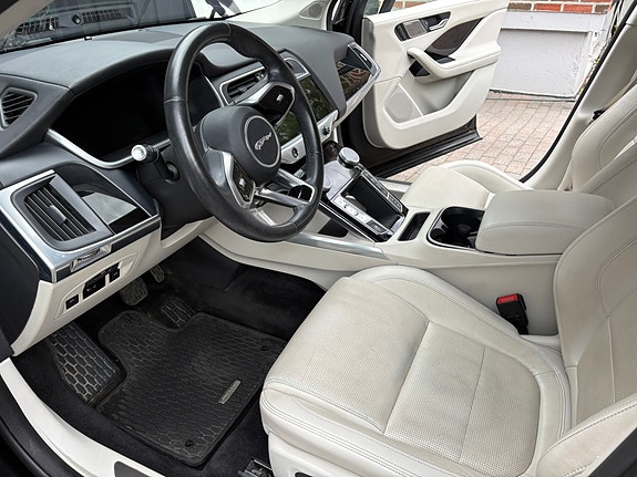 Jaguar I-PACE 18 of 30