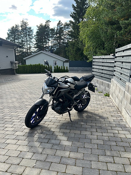 Yamaha MT-125 2 of 11