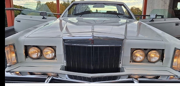 Lincoln Continental 5 of 10