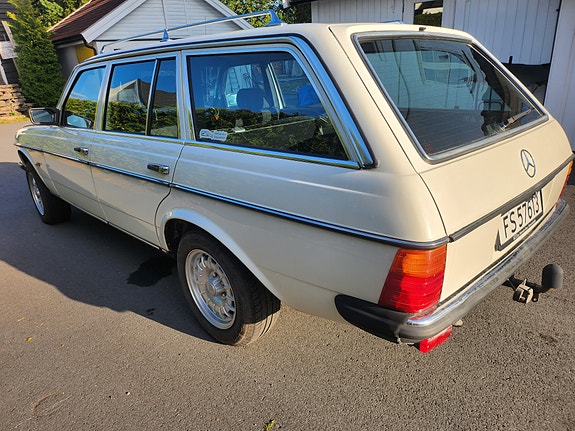 Mercedes-Benz 200 2 of 10