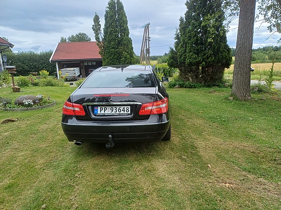 Mercedes-Benz E220 2 of 6
