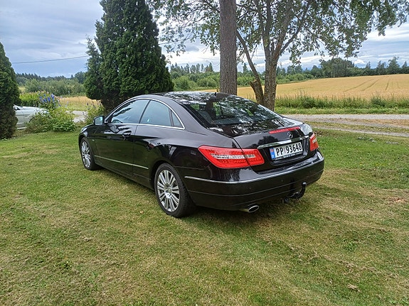 Mercedes-Benz E220 3 of 6