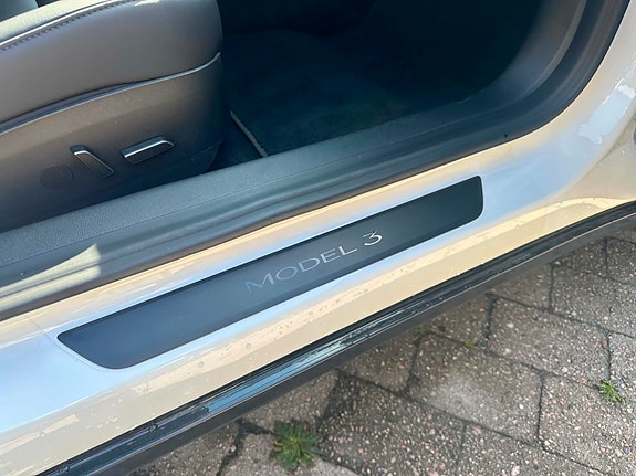 Tesla Model 3 17 of 24
