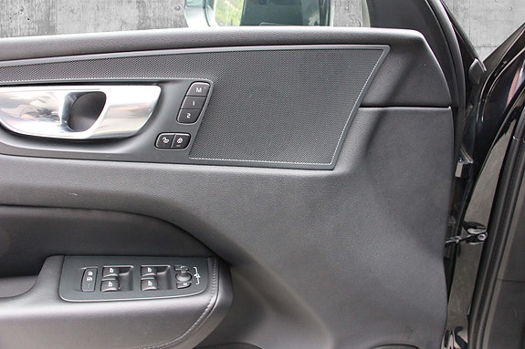 Volvo XC60 12 of 30