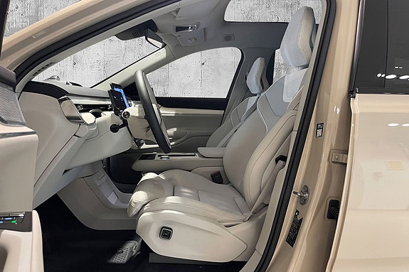 Volvo EX90 18 of 30