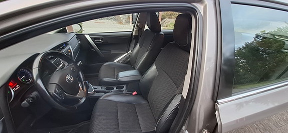 Toyota Auris 2 of 8