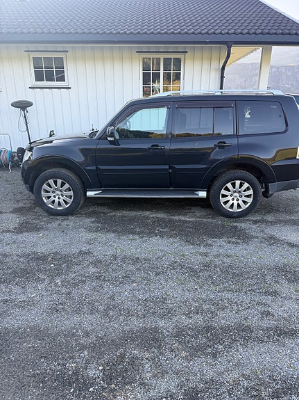 Mitsubishi Pajero 3 of 7