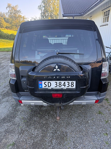 Mitsubishi Pajero 2 of 7