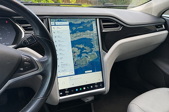 Tesla Model S 7 of 9