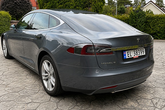 Tesla Model S 4 of 9