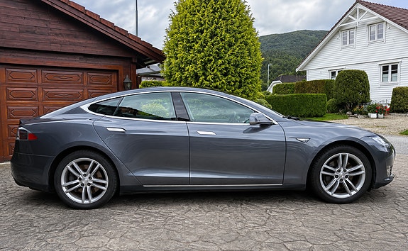 Tesla Model S 2 of 9