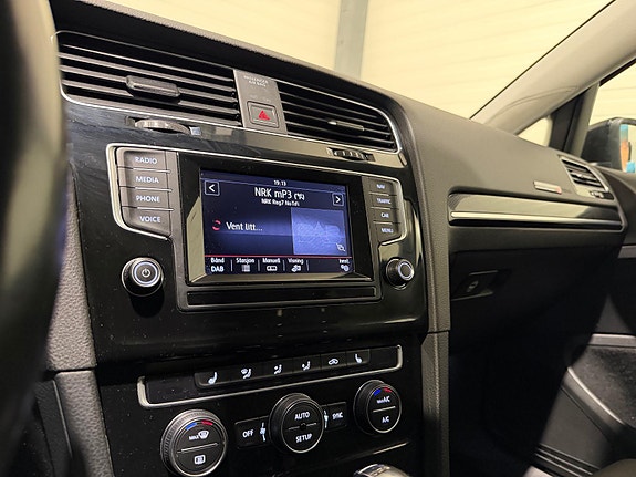 Volkswagen Golf VII 27 of 30