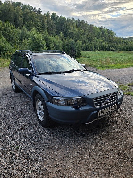 Volvo XC70 2 of 19