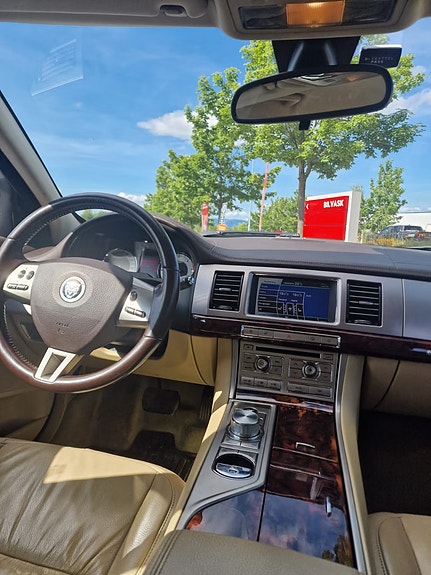 Jaguar XF 6 of 13