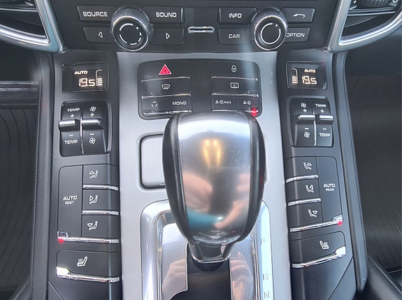 Porsche Cayenne 13 of 23
