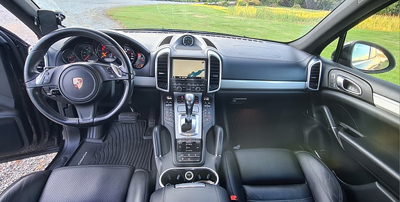 Porsche Cayenne 9 of 23