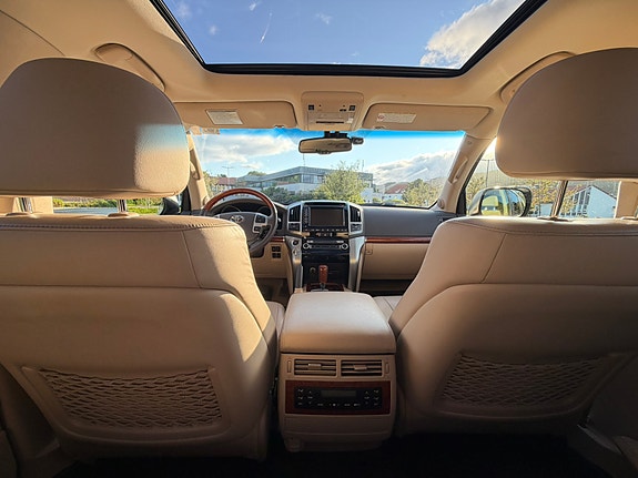 Toyota Land Cruiser 18 of 24