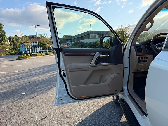 Toyota Land Cruiser 9 of 24
