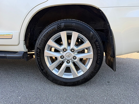 Toyota Land Cruiser 7 of 24