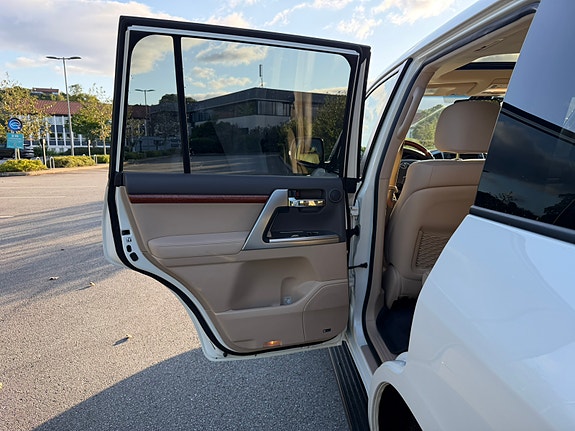 Toyota Land Cruiser 11 of 24
