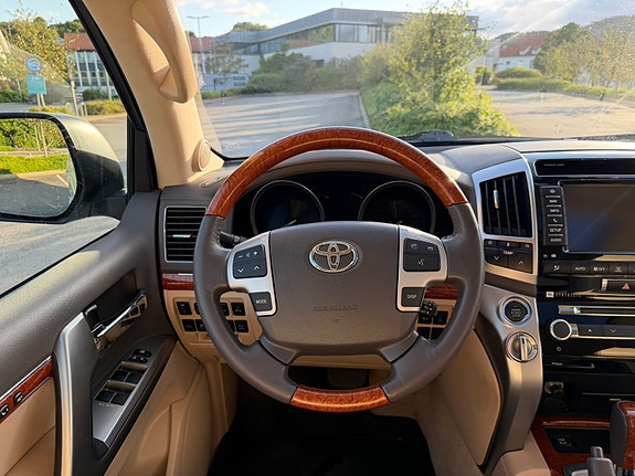 Toyota Land Cruiser 21 of 24