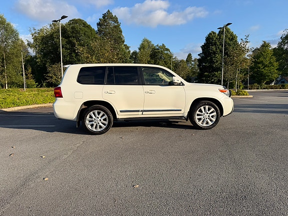 Toyota Land Cruiser 4 of 24