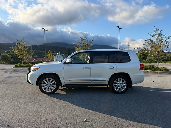 Toyota Land Cruiser 2 of 24