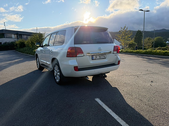 Toyota Land Cruiser 3 of 24
