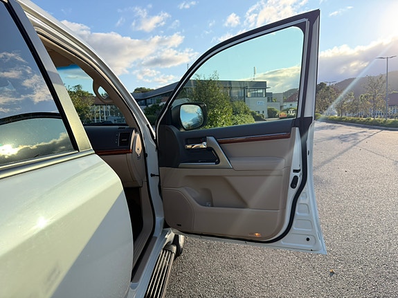Toyota Land Cruiser 16 of 24