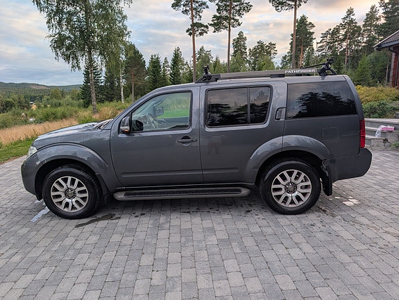 Nissan Pathfinder 2 of 12