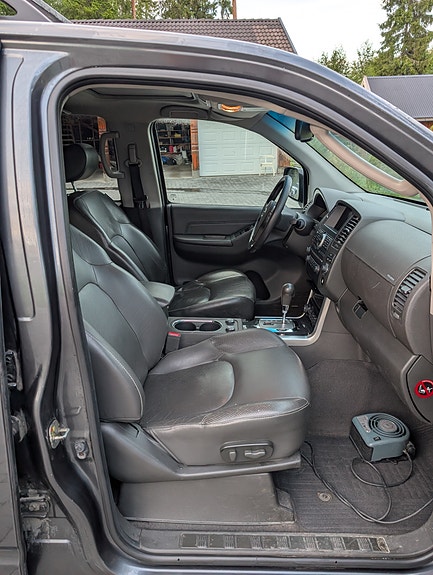 Nissan Pathfinder 8 of 12