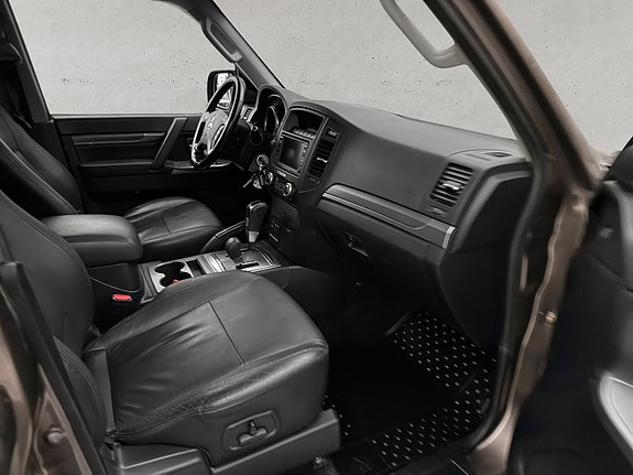 Mitsubishi Pajero 16 of 22