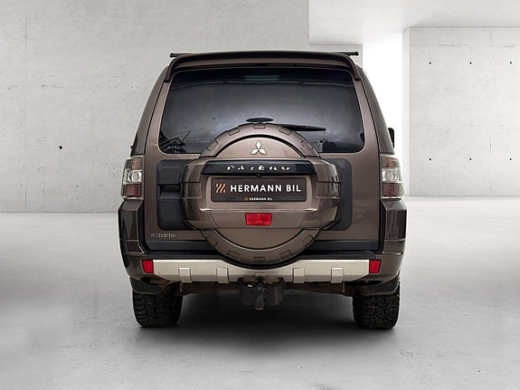 Mitsubishi Pajero 4 of 22