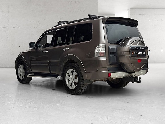 Mitsubishi Pajero 2 of 22