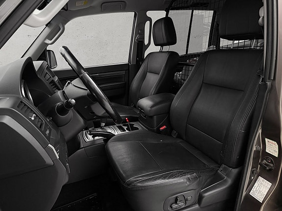 Mitsubishi Pajero 12 of 22