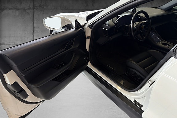 Porsche Taycan 8 of 15
